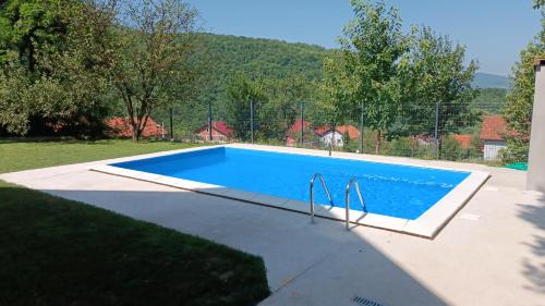 uma grande piscina num quintal com uma montanha em Villa "Pool and Garden" em Sarajevo