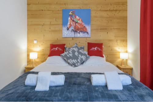 ein Schlafzimmer mit einem großen Bett mit roten Kissen in der Unterkunft Ski Lodge in Brides-les-Bains