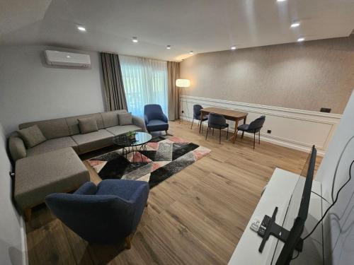 Family Hotel Delta في أوجنيانوفو: غرفة معيشة مع أريكة وطاولة وكراسي