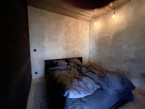 um pequeno quarto com uma cama numa parede em Månpalatset em Lärbro