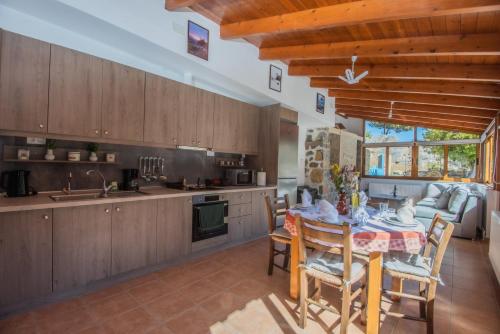 a kitchen with a table and chairs in a room at Skapani's House in Mésa Lasithákion