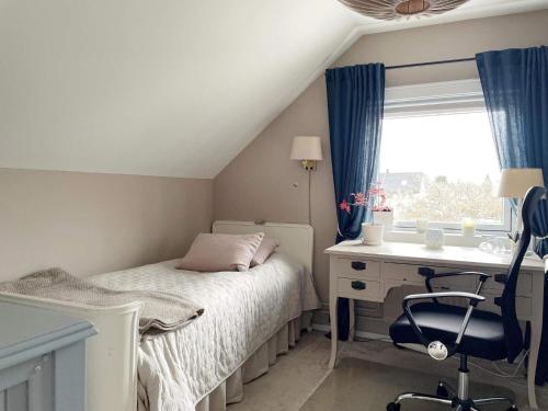 1 dormitorio con cama, escritorio y ventana en Holiday home SPÅNGA en Estocolmo