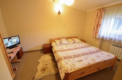 シュチルクにあるPensjonat Krokusのベッドルーム1室(ベッド1台付)が備わります。