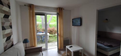 - une chambre avec une porte coulissante en verre donnant sur un jardin dans l'établissement Vacances en Provence aux portes de Cassis, à Carnoux-en-Provence