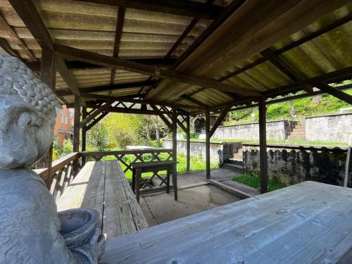 eine Steinstatue auf einem Picknicktisch unter einem Pavillon in der Unterkunft 4lofts 