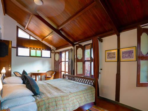 Säng eller sängar i ett rum på The House of MG-A Heritage Hotel, Ahmedabad