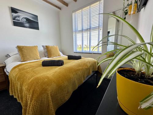 Katil atau katil-katil dalam bilik di Breakers Guest House