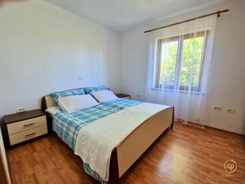 sypialnia z dużym łóżkiem i oknem w obiekcie Apartment Saria Strunjan w mieście Strunjan