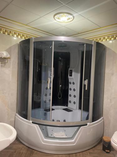 e bagno con vasca, servizi igienici e lavandino. di Suite Royale Maison de l'église du couvent a Narbonne