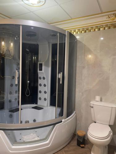 a bathroom with a toilet and a bath tub at Suite Royale Maison de l'église du couvent in Narbonne