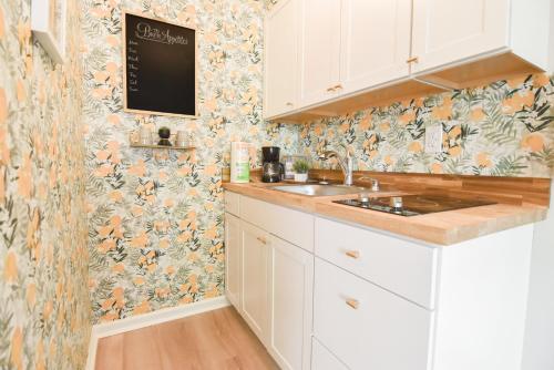 Kuchyň nebo kuchyňský kout v ubytování Charlotte tiny Home getaway 5 min to lake Wylie