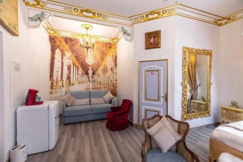 a living room with a couch and a painting on the wall at Suite Royale Maison de l'église du couvent in Narbonne