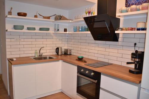 Η κουζίνα ή μικρή κουζίνα στο stylish three bed condo