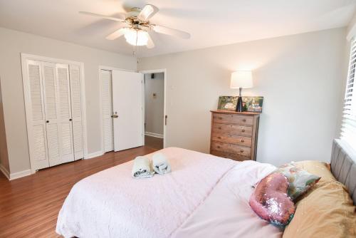 Ένα ή περισσότερα κρεβάτια σε δωμάτιο στο Cozy 2BR 2BA 5 min to lake 20 min to downtown CLT