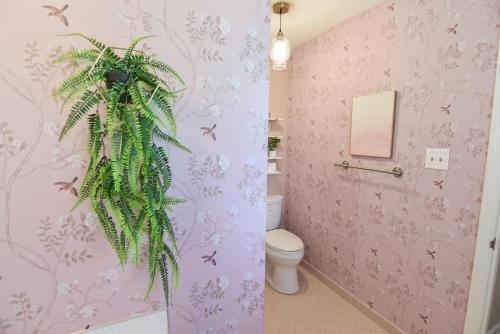łazienka z rośliną wiszącą na ścianie w obiekcie Cozy 2BR 2BA 5 min to lake 20 min to downtown CLT w mieście Charlotte