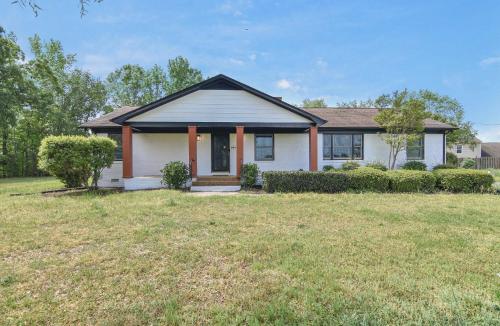 Κήπος έξω από το Cozy 2BR 2BA 5 min to lake 20 min to downtown CLT