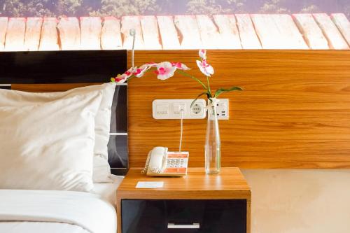 Una cama o camas en una habitación de Pandanaran Prawirotaman Yogyakarta