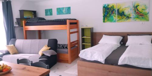 1 dormitorio con 2 literas y sofá en TOMO 2, en Postojna