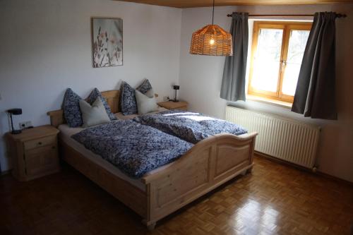 1 dormitorio con cama y ventana en Ferienhof Kopf, en Mäder