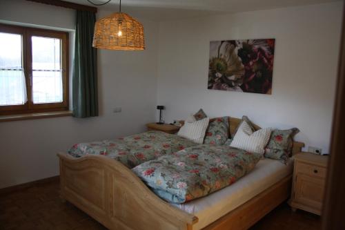 ein Schlafzimmer mit einem großen Bett mit einer Bettdecke in der Unterkunft Ferienhof Kopf in Mäder