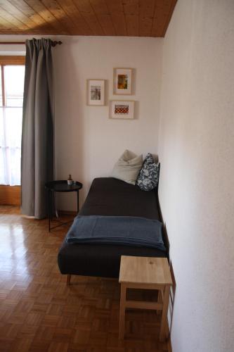 ein Schlafzimmer mit einem Bett und einem Tisch darin in der Unterkunft Ferienhof Kopf in Mäder