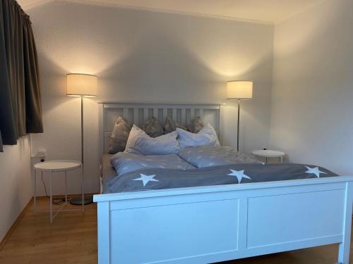 Un dormitorio con una cama azul con estrellas. en FeWo Hasen Suite, en Worpswede