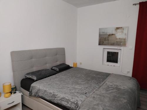 - une chambre avec un lit et une fenêtre dans l'établissement Ema, à Šibenik