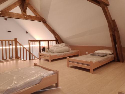 Cette chambre mansardée comprend 2 lits. dans l'établissement Le Baugyte - Gite de GROUPE - 14 lits simples, à Marcigny