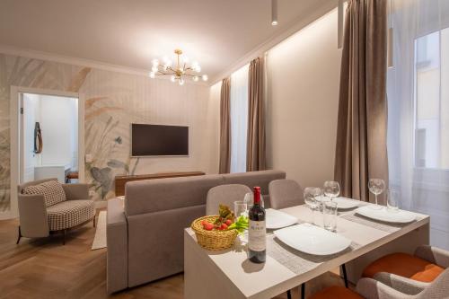 ein Esszimmer und ein Wohnzimmer mit einem Tisch und Stühlen in der Unterkunft Novos Emerald - Happy Rentals in Lugano