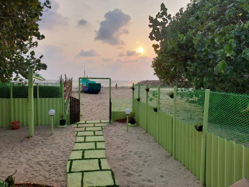 een pad op het strand met een hek en een hek bij Marari Eshban Beach Villa in Alleppey