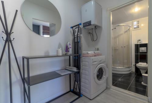 Ένα μπάνιο στο Alex Suites Lara