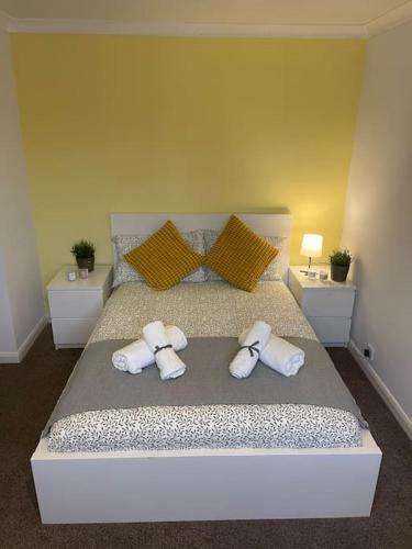 a bedroom with a bed with towels on it at Guest House with garden and 2x parking space in Southampton