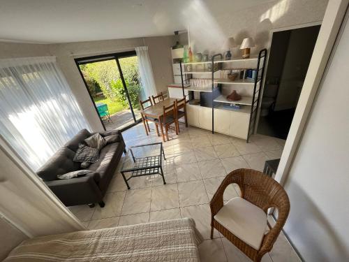 un salon avec un canapé, des chaises et une table dans l'établissement Charmant T1 bis à Arcachon, 300m Plage de Pereire, Terrasse et Jardinet - FR-1-319-59, à Arcachon