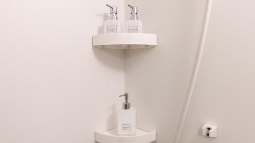 Un baño con lavabo y un inodoro con lavabo. en Tabist MEN‘TEL Kitami, en Kitami
