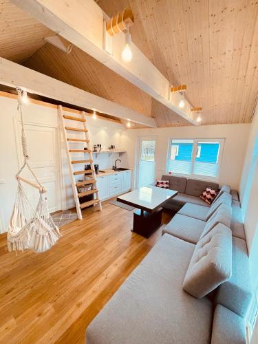 a living room with a couch and a table at Kiilu puhkemaja in Eametsa