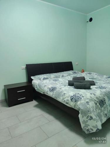 a bedroom with a bed with a blue and white blanket at Matis Appartamenti in Camisano