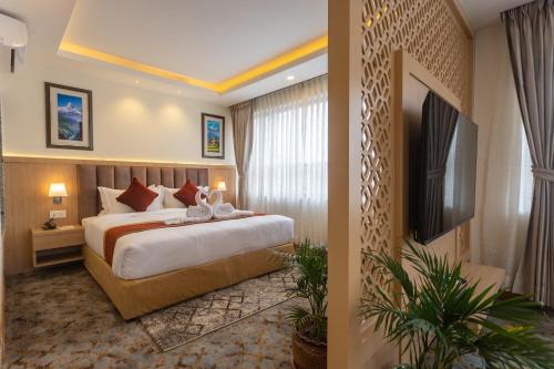 Un pat sau paturi într-o cameră la Hotel Crystal Pashupati