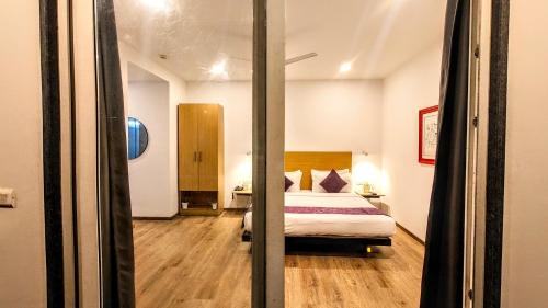 um quarto com uma cama num quarto em Mavens White Artemis Hospital Road Sector 52 Gurgaon em Gurgaon