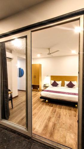 Postel nebo postele na pokoji v ubytování Hotel Mavens White Artemis Hospital Road Sector 52 Gurgaon