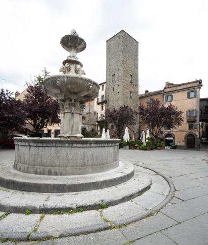 a fountain in the middle of a courtyard at Alloggio turistico All'Ombra della Torre in Viterbo