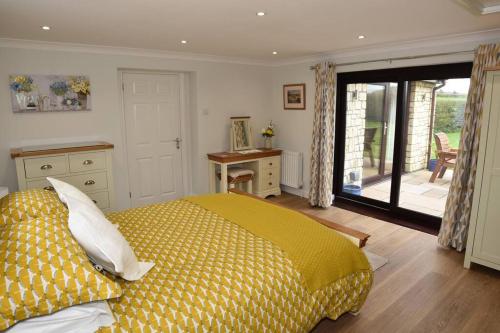 Postel nebo postele na pokoji v ubytování Guest Suite King Bed in Chew Valley Bath Somerset