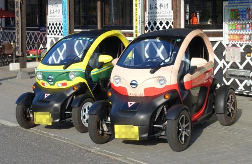 two smart cars parked next to each other on a street at 城下町家 茶庭 飛び石 BBQ 筍 金蔵Kinzo in Ōtaki