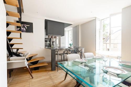 une salle à manger avec une table et des chaises en verre dans l'établissement 