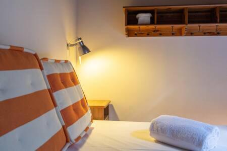 Un dormitorio con una cama con una almohada encima. en Duplex la Solana, en Err