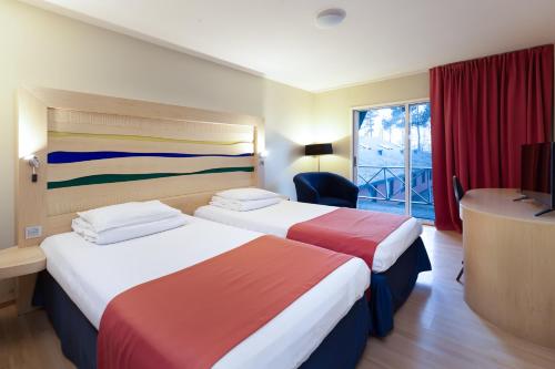 Una cama o camas en una habitación de Peoleo Hotell