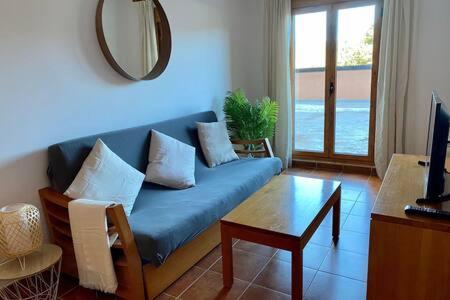 - un salon avec un canapé bleu et une table dans l'établissement Apartamento Superesquí 251, à La Molina