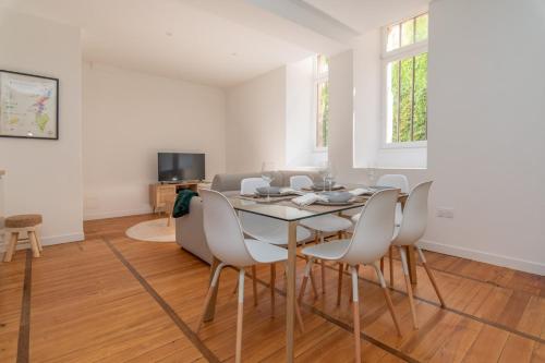 a dining room with a table and chairs at Magnifique logement spacieux hyper centre in Nuits-Saint-Georges