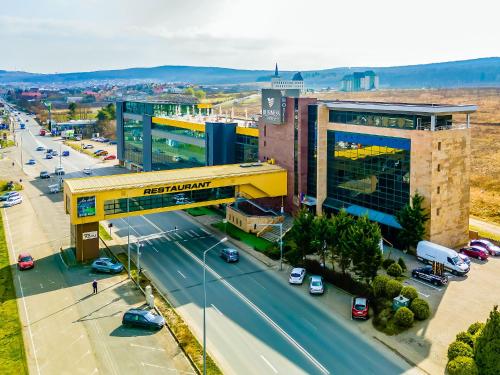 una vista aérea de una ciudad con un edificio en Business Hotel Conference Center & Spa, en Târgu Mureș