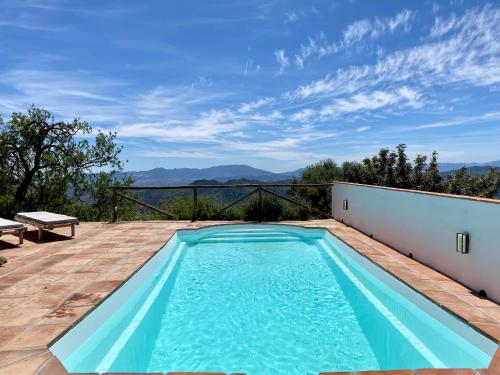 una piscina en la azotea de una casa en El Cielo, Cortijo en el corazón de las montañas en Málaga
