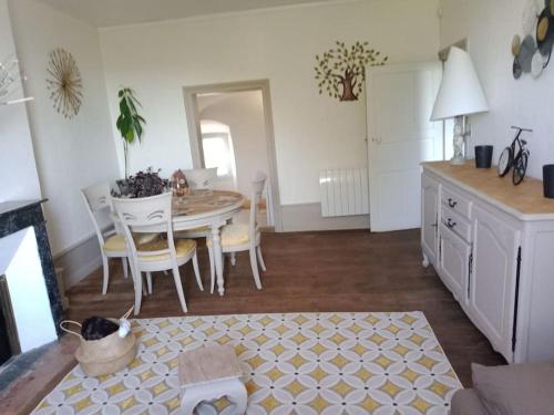 uma cozinha e sala de jantar com mesa e cadeiras em Le Clos de Soulages gîte 2 pers em Palmas